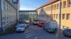 Po pádu z okna gymnázia zemřel 13letý chlapec. Zasahuje policie