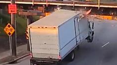 VIDEO: Neuvěřitelná past! Most roky likviduje jedno auto za druhým