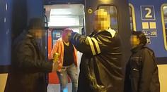 Opilci ve vlaku kouřili a močili v uličce. Takhle reagovali průvodčí...