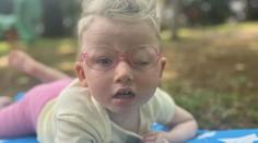 Zorinka (3) má vrozenou vývojovou vadu. Rodina se bez většího auta neobejde