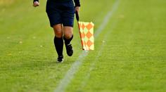 Video: Hrůza v argentinském fotbale. Ženská rozhodčí dostala od hráče pěstí