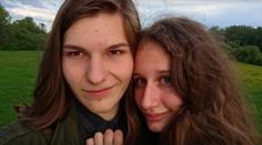 Nechali vzkaz a zmizeli i s pistolí, zamilovanému páru hrozí smrt!
