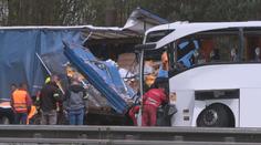 Na dálnici z Bratislavy do Česka se srazil autobus s náklaďákem. Jeden mrtvý, 59 zraněných
