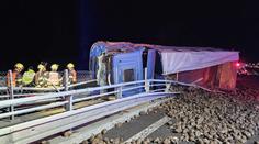 Na dálnici D35 boural kamion s cukrovou řepou. Řidič je ve vážném stavu
