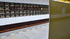 Tragédie v pražském metru. Mladý muž vlezl do kolejiště, nebylo mu už pomoci