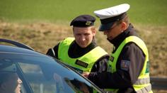 Policistu, který vzal úplatek od Poláka, obvinili. Poznali ho z videa
