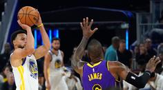 NBA začala! Curry v souboji s LeBronem dovedl Warriors k prvnímu vítězství