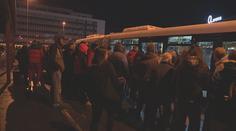 Poprvé od uzavření metra byl hokej v O2 areně. Fanoušci se mačkali v tramvajích