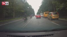 Na motorce přes dvojitou plnou čáru: Hazard nebo normálka?