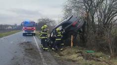 Řidička neovládla mohutné audi. Hasiči ho museli sundávat ze stromu