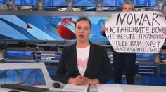 Překvapení v ruské televizi. Odvážná novinářka narušila vysílání zpráv