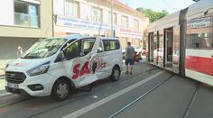 V Brně se srazila tramvaj s dodávkou. Dva lidé se lehce zranili