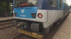 Lidé jízdou na spřáhle na konci vlaku riskují své životy. Stačí malé uklouznutí