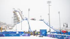 Perla zimních her: Český snowboardista létá ve vzduchu pod světly