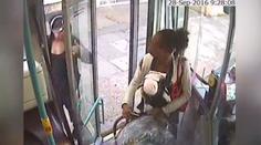 Nastoupila do autobusu s mrtvým dítětem. Pak sehrála šílenou scénu