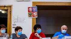 Volební komisaři nemusí prokazovat bezinfekčnost, stačí jim respirátor