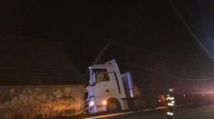 Nehoda: Kamion přerazil sloup vysokého napětí a narazil do domu