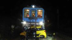 Vlak zdemoloval auto. Za volantem byl mladík (17). Řidičák už měl