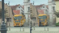Řidič věřil navigaci a zasekl se. Domům "upravil" fasádu
