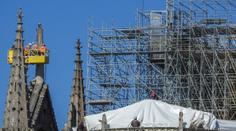 Vláda chce urychlit opravu Notre-Dame. Hnutí žlutých vest se bouří