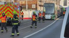 Auto v Praze narazilo do motorky a tramvaje, ta vykolejila. Řidič osobáku zemřel
