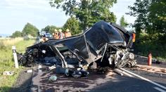 Brutální náraz auto zcela zdemoloval, mrtvého řidiče našli mimo auto!