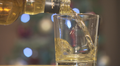Alkoholiček je v Česku pořád víc. Nejčastější důvody, proč ženy pijí
