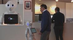 Místo recepční vám v tomto hotelu poradí robot! Podívejte, jak je milý