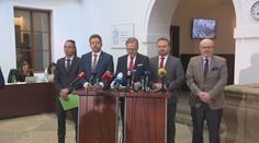 Česko má stále příliš úředníků. Vláda však se snížením jejich počtů otálí
