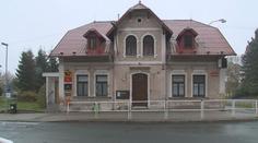 Lupiči přepadli poštu. Při útěku chybovali, omylem dojeli až k policii!