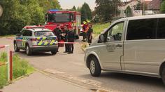 Žena vyskočila ze sanitky a zemřela. Policie teď má na krku stížnost