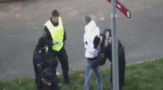 Triatlonista na útěku. Řidič před policisty ujížděl, běžel i plaval