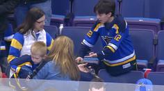 Malý fanda dojal NHL! Hokejku od hvězdy dal menšímu klučinovi