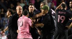 Messiho v Portoriku srazil fanoušek k zemi. Musela zasahovat ochranka