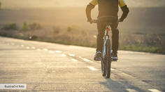 Poslanci schválili zákon o předjíždění cyklistů, rozhodli i o výši pokut