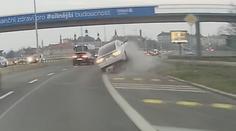 VIDEO: Záběry jako z Kobry 11. Audi na Nuselském mostě skončilo na střeše