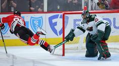 Souboj generací NHL vyhrál Fleury. Při nájezdu Bedarda podrazil