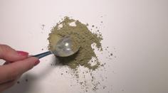 Do Česka se vloni přivezlo asi čtvrt miliardy dávek kratomu. Zabil 17 lidí