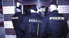 Zloději kradli na diskotéce, před davem prchli do policejního auta