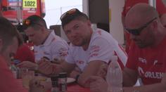 Jídlo na Dakaru? Obří jídelna, někteří požívají lunchmeat s mlékem