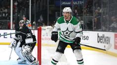 Divoký výsledek v Dallasu. Hokejisté Stars vstřelili sedm gólů, Faksa asistoval
