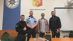 Dělníka zasáhl při práci elektrický proud, zachránili ho policisté