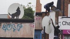 Známý umělec Banksy vystavil nová díla. Jedno z nich někdo před zraky lidí ukradl