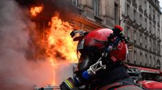 Blokády silnic i střety s policií! Francii ochromují masivní protesty