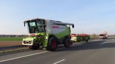 To je troufalost! Řidič kombajnu se vesele "řítil" po dálnici D11