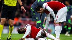 Čecha vyděsilo hororové zranění, Welbeck si ošklivě přisedl kotník