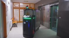 Jihlavská nemocnice testuje autonomní roboty. Měli by nahradit chybějící personál