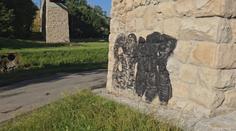 Vandal poškodil historický železniční most. Na fasádu nastříkal obří graffiti