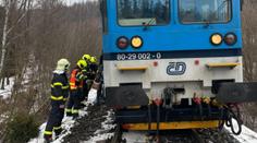 Splašený kůň vběhl na Bruntálsku do kolejiště. Vlak ho srazil a vykolejil