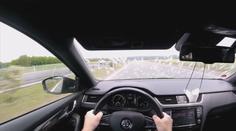 VIDEO: Řidič trefil roj hmyzu ve 250 km/h. Na několik vteřin byl jako slepý